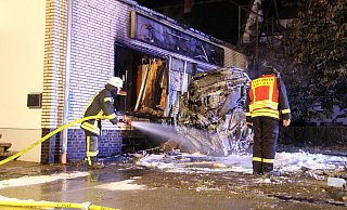 In Höxter-Stahle ist ein Auto in einen Friseursalon gerast. Nun steht die Identität des Opfers fest. - David Schellenberg