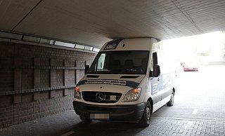 Festgefahren: Transporter bleibt unter Bahnhofsbrücke stecken. - Louisa Kohnert