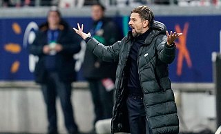 Steht mit den Eintracht Frauen aktuell auf dem dritten Platz der Champions-League-Gruppe: Trainer Niko Arnautis. - Uwe Anspach/dpa