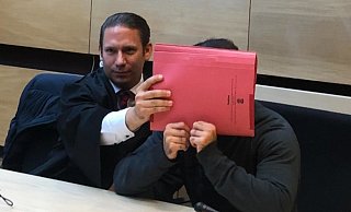 Fehlte vor Gericht: Taylan C., hier mit Strafverteidiger Clemens Louis. - Jürgen Mahncke