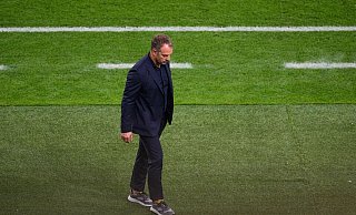 Hansi Flick auf dem Spielfeld. Der Bundestrainer steht nach schwachen Leistungen der Nationalmannschaft zuletzt weiter unter großem Erfolgsdruck. - Robert Michael/dpa