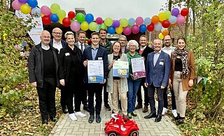 Pastor Wilhelm Rüther (v. l.), Bernhard Hoppe-Biermeyer (MdL), Karin Suerland (KSB), Bürgermeister Ulrich Berger, Dominik Brett (KSJ), Investor Benedikt Rotte, Ann-Christin Knaup (Kita-Leitung), Ortsvorsteher Oberntudorf Hans Werner Wessel, Nicole Winkler (TSV Tudorf), Günther Uhrmeister (Kreisjugendamt), Diethelm Krause (KSB), Ralf Pahlsmeier (KSB) und Mitinvestorin Corinna Rotte bei der offiziellen Einweihung und Zertifizierung. - Carola Drabon