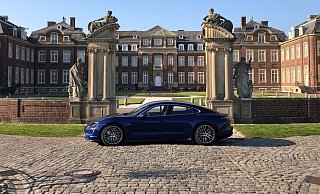 Barockes Schloss, modernes Auto: Der Porsche Taycan passt – rein optisch zumindest – sehr gut zum Schloss Nordkirchen. - Lothar Hausfeld