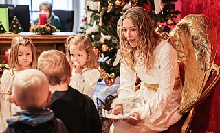 Das Christkind nimmt in der Christkindpostfiliale in Engleskirchen Wunschzettel von Kindern entgegen. - Oliver Berg/dpa