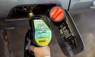 Dieselkraftstoff wird derzeit mit nur 47,04 Cent pro Liter besteuert. Dafür ist die Kfz-Steuer höher als beim Benzin. - Foto: Carsten Koall/dpa