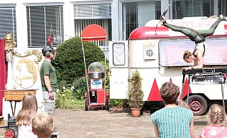 Sara Twister hat das Ziel auf Robert Böhles Kopfbedeckung getroffen. - Holger Kosbab