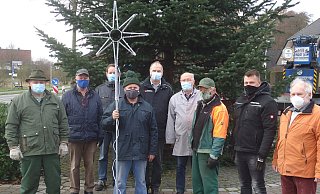 Heinz Kipshagen (v.l.), Norbert Kockhans, Michael Blumenthal, Peter Joachim, Joachim Menke, Adolf Köhler, Helmut Altemeier, Markus Aßmann und Gerhard Blumenthal helfen beim Aufstellen. - Arbeitskreis Brauchtum