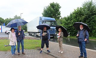 Die Anwohner Ursula und Rolf Hötte (v. l.), Stefan Detert, Karin Nolting und Wolfgang Peltzer berichten von kontinuierlichem Lkw-Lärm an der Kampstraße. - Judith Gladow