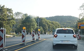 Kreuzungsbereich: Die Ampel steht derzeit auf der neuen Fahrbahn an der Einnmündung der Bundesstraße 64 zur Dringenberger Straße /Landesstraße 954. - Simone Flörke