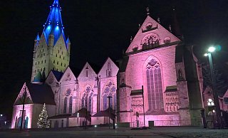 Im Lichterglanz: Der Paderborner Dom mit Weihnachtsbeleuchtung. - Hans-Hermann Igges
