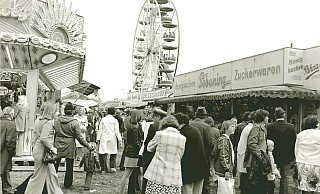 Ein Blick zurück ins Jahr 1974: Die wenigsten Wege waren vor 50 Jahren befestigt, es war also immer ein Glücksspiel, ob man halbwegs sauber nach Hause kam. - Sammlung Erdtmann