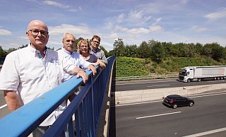 Anwohner der A30 Bodo Meier (v.l.), Ulf Dreier (stellvertretender Bürgermeister in Bünde), Angela Lück (SPD-Landtagsabgeordnete) und Stefan Schwartze (SPD-Bundestagsabgeordneter). - Niklas Krämer
