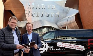 Der Präsident des Bundes der Steuerzahler Deutschland, Reiner Holznagel (rechts), und Rik Steinheuer, Vorsitzender in NRW, präsentierten vor dem Marta bemerkenswerte Fälle von Verschwendung der vergangenen Jahrzehnte. - Frank-Michael Kiel-Steinkamp