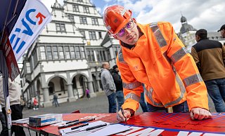 Mark Bartram arbeitet im Paderborner Ausbesserungswerk, für dessen Erhalt er sich einsetzt. Bei der Aktion vor dem Rathaus hat er sich in eine Unterschriftenliste eingetragen und seinen Namen auf einem Banner hinterlassen. - Niklas Tüns