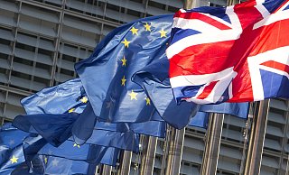 Bald getrennt: Vor dem europäischen Parlament in Brüssel weht neben den europäischen Fahne auch eine britische Flagge. Bis Ende Oktober will das Vereinigte Königreich aus der Europäischen Union austreten. Viele Fragen, die auch die Wirtschaft in Herford betreffen, sind jedoch noch nicht geklärt. - Picture Alliance/AP Photo/Virginia Mayo