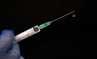 Mit Zwang: Immer mehr europäische Länder führen Impfpflichten ein. In Deutschland wäre das gar nicht so einfach. - picture alliance / Eibner-Pressefoto | Weber/ Eibner-Pressefoto
