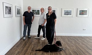 Wolfgang Brenner (l.), Heiko Nowak (m.) und Dagmar Venus (r.) haben mit internationalen Fotografinnen und Fotografen eine Fotoausstellung im Kunstverein Paderborn eröffnet. - Verena Freiberg