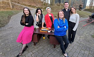 Doralee Luca Derwig (v. l.), Regisseurin Melanie Herzig, Violet Svenia Koch, Judy Vanessa Versen, der musikalische Leiter Joss Spieker-Siebrecht und Regieassistenz Henriette Becker wollen Broadway-Flair auf die beliebte Freilichtbühne Bökendorf im Kreis Höxter bringen. - Madita Schellenberg Doralee Luca Derwig (v. l.), Regisseurin Melanie Herzig, Violet Svenia Koch, Judy Vanessa Versen, der musikalische Leiter Joss Spieker-Siebrecht und Regieassistenz Henriette Becker wollen Broadway-Flair auf die beliebte Freilichtbühne Bökendorf im Kreis Höxter bringen. - Madita Schellenberg