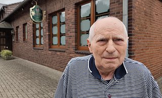 Petermann-Gastwirt Wilhelm Seele steckt der mutmaßliche Einbruch vom Sonntagnachmittag noch in den Knochen. Der Einbrecher muss sich im Gebäude gut ausgekannt haben, erzählt der 80-Jährige. Dass die Unbekannten den Briefumschlag mit den Trinkgeldern ebenfalls entwendeten, schmerzt ihn und seine Familie. - Carsten Korfesmeyer Petermann-Gastwirt Wilhelm Seele steckt der mutmaßliche Einbruch vom Sonntagnachmittag noch in den Knochen. Der Einbrecher muss sich im Gebäude gut ausgekannt haben, erzählt der 80-Jährige. Dass die Unbekannten den Briefumschlag mit den Trinkgeldern ebenfalls entwendeten, schmerzt ihn und seine Familie. - Carsten Korfesmeyer