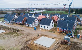 Wieder mehr Nachfrage in Warburg: Wenn 35 Prozent vom familiären Nettoeinkommen für Zins und Tilgung fällig werden, gilt der Erwerb von Wohneigentum als ambitioniert, aber als noch machbar. - Neue Westfälische