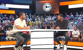 ZDF-Moderator Sven Voss interviewt Arminia Bielefelds Trainer Mitch Kniat. - Screenshot NW