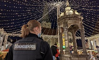 Unterm Lichterhimmel: Der geschmückte Platz am Neuen Markt gefällt Ordnungsamtsmitarbeiterin Daniela Braun am besten. - Susanne Barth