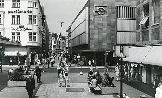 Die Bahnhofstraße wird vor 50 Jahren Fußgängerzone. Einige Geschäfte von damals gibt es auch heute noch.  - Stadtarchiv Bielefeld