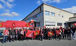 Beschäftigte der Firma Hettich Furn-Tech protestieren vor dem Werk in Vlotho für einen Sozialtarifvertrag. - IG Metall Herford