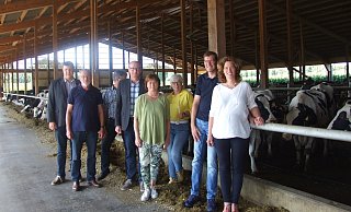 Stefan Schmidt vom Landwirtschaftlichen Kreisverband (v. l.), Ernst Flömer, Dirk Langelahn vom Landwirtschaftlichen Kreisverband, ?Rainer Meyer, Vorsitzender des Landwirtschaftlichen Kreisverbandes, Bianca Winkelmann, Anne Flömer, Cord und Miriam Peitsmeyer sahen sich den neuen Boxenlaufstall an. . Eine Wellnessanlage mit Bürsten und riesige Ventilatoren sind in dem neuen Stall auch vorhanden. ?Fotos: Karsten Schulz - Karsten Schulz