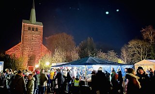 Der dreitägige Weihnachtsmarkt in Jöllenbeck feierte Premiere auf dem Parkplatz des Gemeindehauses der Marienkirche. - Stefan Becker