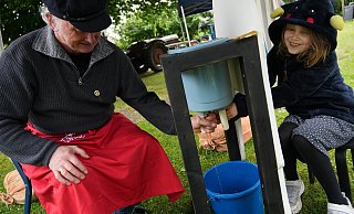 Nach einigen Versuchen hatte die achtjährige Fia das Melken raus. Klaus-Dieter Wodtke machte es vor. - Gerald Dunkel