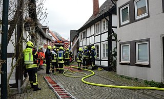 Ein Bewohner des Hauses konnte sich auf den Balkon des Objektes retten. Von dort musste er dann gesichert werden. - Andreas Eickhoff