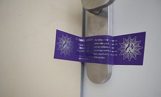 Die Tür zur Wohnung, in der die Schüsse fielen, hat die Polizei versiegelt. - Jörg Stuke