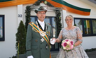 Abholen von der Residenz: Das Königspaar Ulrich und Christa Gerken genießt den Festsonntag in Marienloh. - Regina Brucksch