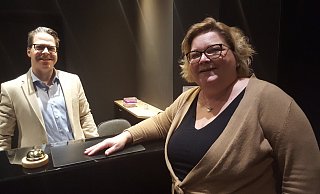 Man kennt sich: Regine Tönsing begrüßt den Geschäftsführer des Hotels Hansa am Gehrenberg, Henrik Krömer. - Peter Steinert