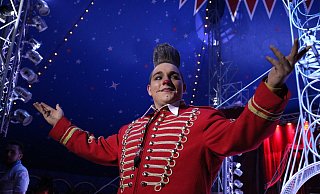 In der Manege: Die Akrobaten und Darsteller des Zirkus Paul Busch rund um Clown Hansi laden zum begeistert werden ein. - H. Korf/Circus Paul Busch