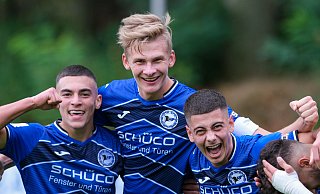 Vergangenheit: Bjarne Pudel (Mitte) jubelt künftig nicht mehr als Kapitän von Arminia Bielefelds U-19-Junioren, sondern als „Sechser“ des Regionalligisten SC Wiedenbrück. Fotos: Andreas Zobe - Foto: Andreas Zobe/NW
