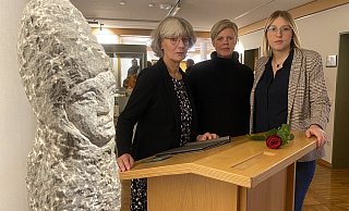 Gleichstellungsbeauftrage Bettina Ruks (v. l.), Standesbeamtin Uta Möller und Bürgermeisterin Sarah Süß hatten die Gedenkfeier im Rathaus gestaltet. - Frank Jasper Gleichstellungsbeauftrage Bettina Ruks (v. l.), Standesbeamtin Uta Möller und Bürgermeisterin Sarah Süß hatten die Gedenkfeier im Rathaus gestaltet. - Frank Jasper