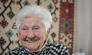 Mit 100 Jahren lebt es sich nicht allzu anders, findet Johanna Quaas, die älteste Turnerin der Welt. - Heiko Rebsch/dpa