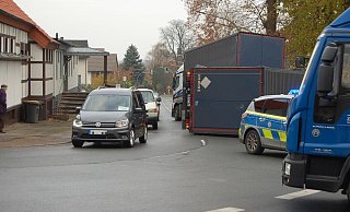 Das Gespann blockiert die Berliner Straße (B 65) in Bad Holzhausen. Es kommt zu Verkehrsbehinderungen. - Sandra Spieker