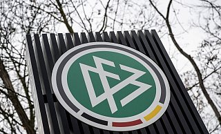 Das DFB-Logo an einer Zufahrt zum DFB-Campus in Frankfurt. - Boris Roessler/dpa