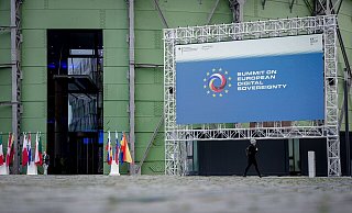 Auf dem deutsch-französischen Digitalgipfel in Berlin sind 18 Vereinbarungen zum Ausbau von KI-Anwendungen vorgestellt worden. - Kay Nietfeld/dpa