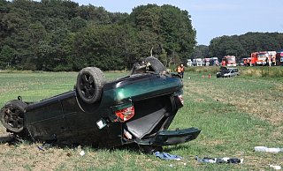 Beide Fahrzeuge überschlugen sich und landeten neben der Autobahn auf einem Feld. - Andreas Eickhoff