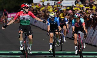 Radsportlerinnen um die Deutsche Liane Lippert (2.v.l) bei der Tour de France. - Peter Dejong/AP/dpa