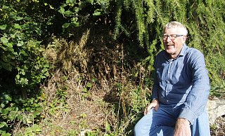 Haufen aus trockenen Ästen und Laub sind in Friedhelm Diebroks Garten an allen Ecken und Enden zu finden. Gut für die Igel. - Meiko Haselhorst