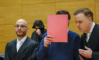 Kurpark-Tat in Bad Oeynhausen: Einer der Angeklagten (Mitte) mit seinen beiden Anwälten Burkhard Benecken (r.) und Baris Devletli im Bielefelder Gerichtssaal. Angeklagt sind insgesamt drei Männer. - Andreas Zobe Kurpark-Tat in Bad Oeynhausen: Einer der Angeklagten (Mitte) mit seinen beiden Anwälten Burkhard Benecken (r.) und Baris Devletli im Bielefelder Gerichtssaal. Angeklagt sind insgesamt drei Männer. - Andreas Zobe