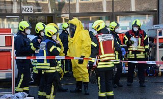 Vier Lehrer sind im Chemieraum der Gewerblichen Berufsschulen mit Aufräumarbeiten beschäftigt als plötzlich ein Gefäß mit einem quecksilberartigen Inhalt aus dem Regal kippt uns ausläuft. - Andreas Eickhoff