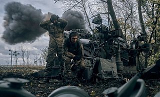 Seit nunmehr acht Monaten stellt sich die Ukraine dem russischen Militär entgegen - wobei die Kreml-Truppen nach britischer Einschätzung zunehmend hohe Risiken eingehen müssen. (Archivbild) - Libkos/AP/dpa