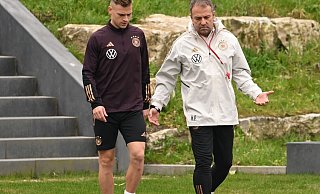 Joshua Kimmich (l) im Gespräch mit Bundestrainer Hansi Flick. - Arne Dedert/dpa