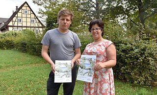 Landschaftsarchitekt Franz Reschke und Landesgartenschau-Geschäftsführerin Claudia Koch stellen die Wettbewerbsdokumentation vor, die kostenlos im Stadthaus und an der Tourist-Info ausliegt. - Schöning/LGS